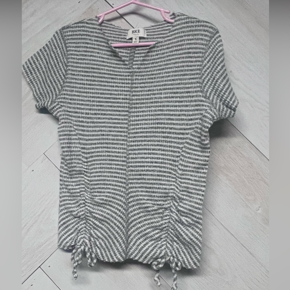 BKE Youth Small Gray and White Knit Top